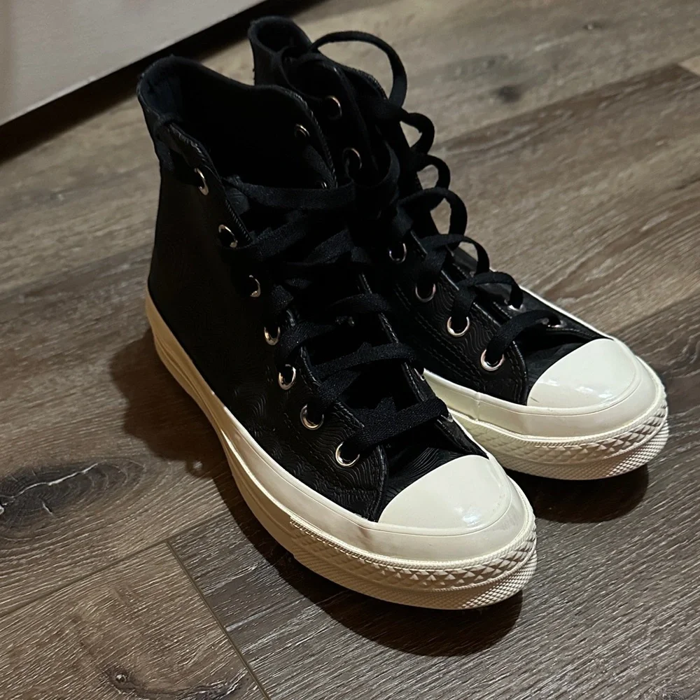 Sleek Black and White High-Top Sneakers - Picture 2 of 8